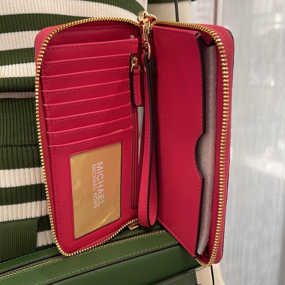 MICHAEL KORS LARGE FLAT MULTIFUNCTION PHONE CASE WALLET WRISTLET 
ELECTRIC PINK - Picture 15 of 16